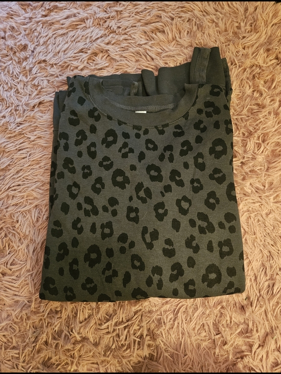Old Navy Tops - Old Navy☆Charcoal Gray Leopard Print Long Sleeve Top